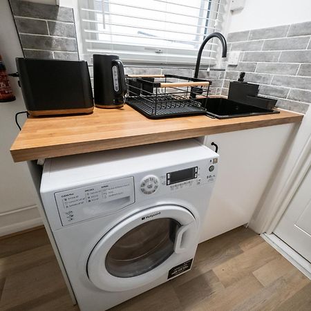 Seaside Retreat: Luxury 1-Bed, Free Parking Leilighet Portsmouth Eksteriør bilde