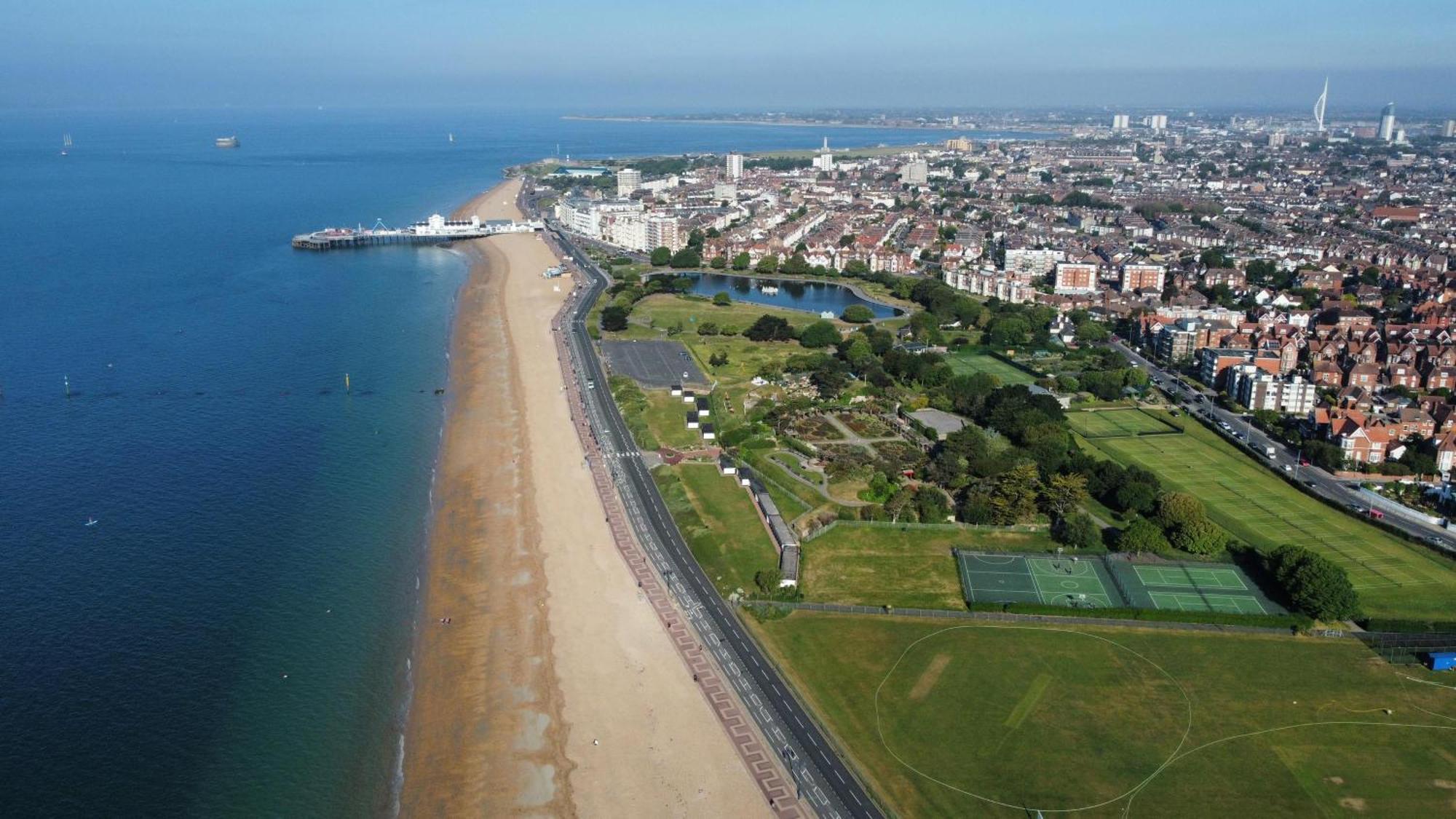 Seaside Retreat: Luxury 1-Bed, Free Parking Leilighet Portsmouth Eksteriør bilde