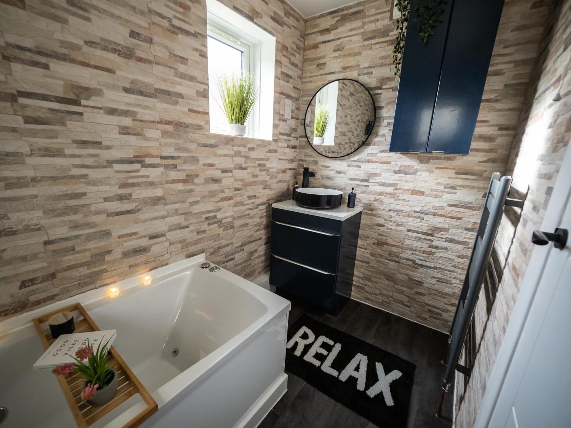 Seaside Retreat: Luxury 1-Bed, Free Parking Leilighet Portsmouth Eksteriør bilde